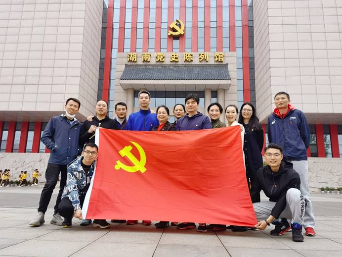 人们在看台上的人在街道上走中度可信度描述已自动生成